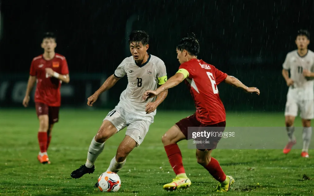 湿热天气下的战术对抗：球员在夜场高强度拼抢与补水节奏